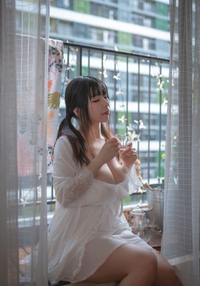 新金梅瓶