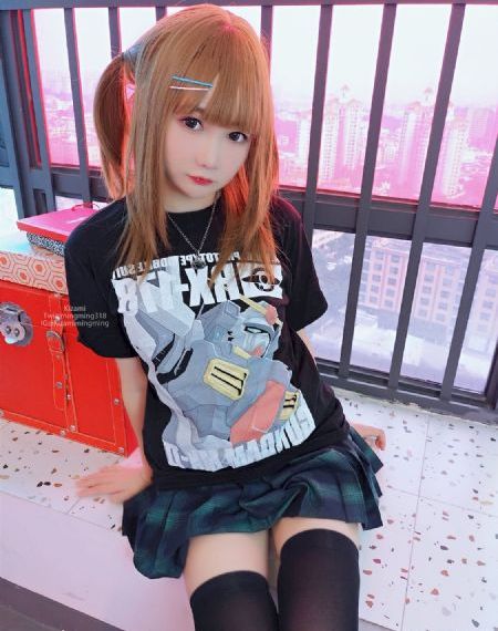 男子在19楼贴窗户缝偷窥洗澡被抓